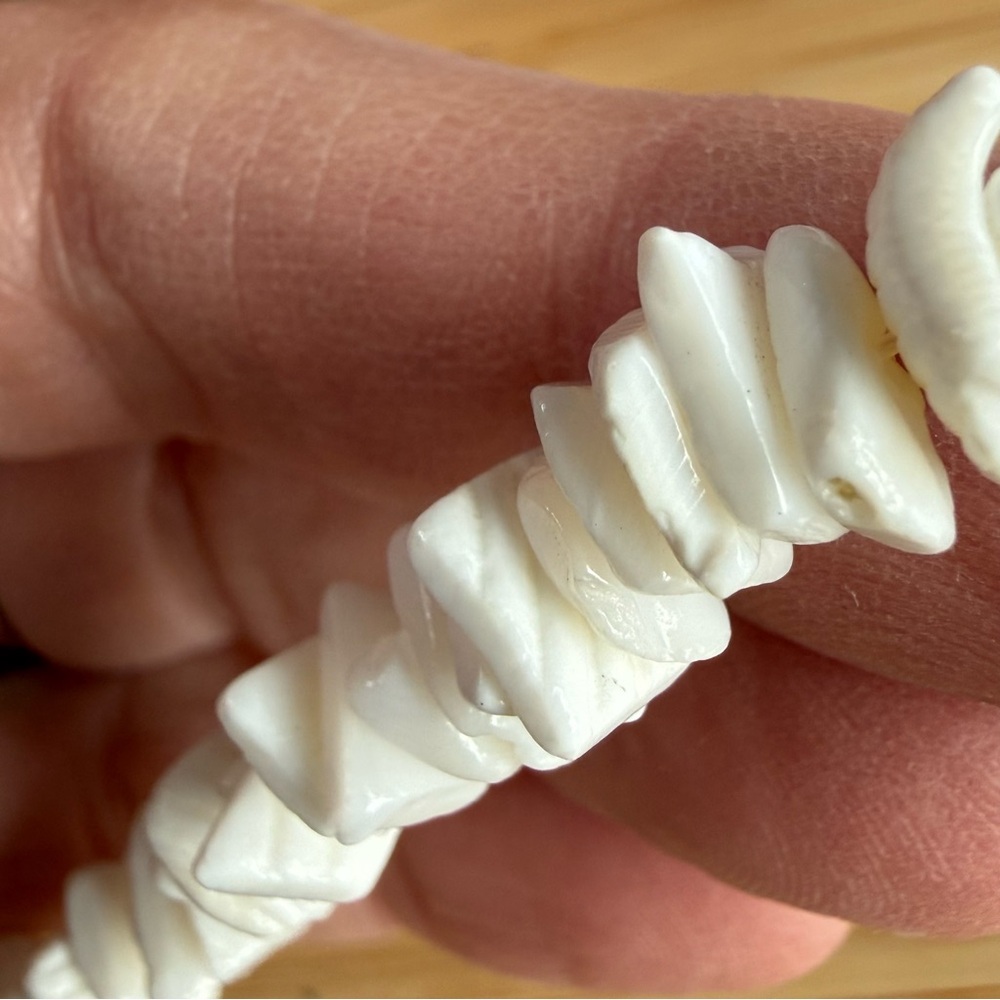 Vintage White Puka Shell Chip Necklace with Barrel Clasp 18” - Picture 5 of 8